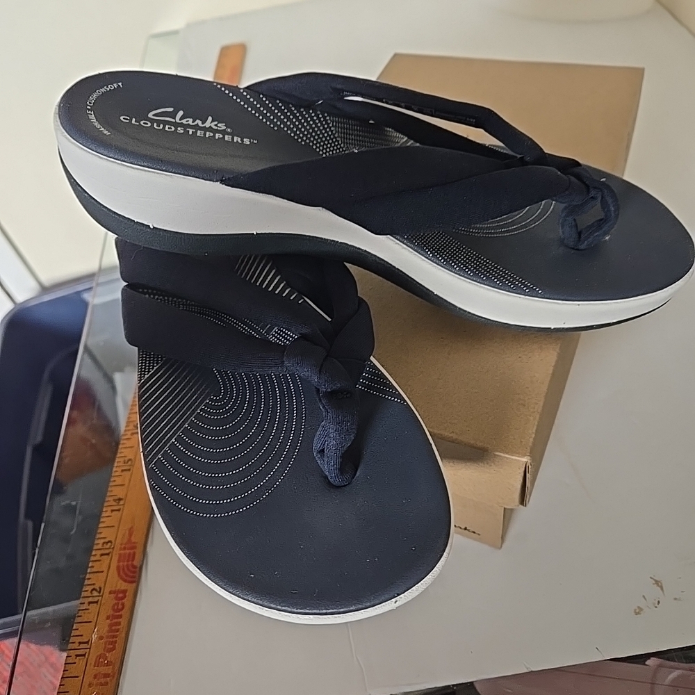 9M Clarks Women's Navy Sandals Org. 65.00 - Picture 3 of 5